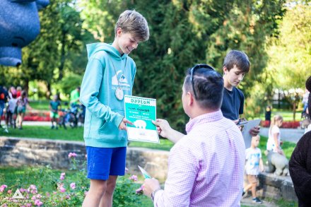 Ceremonia wręczenia nagród na podium przez Burmistrza Miasta Wisła